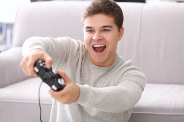 video oyunu oynayan genç 