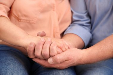 Kocası karısının elini tutarak closeup