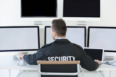 Gözetim odasında yakışıklı güvenlik görevlisi