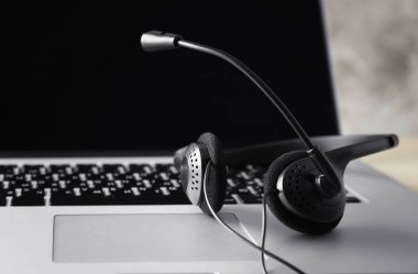 Modern laptop ve kulaklık