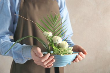 Kadın holding çiçek kompozisyon