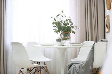 Yemek odasının içinde.