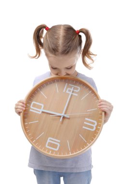 Büyük saat ile sevimli küçük kız