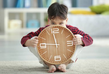 Şirin küçük çocuk.  