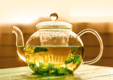 bitki çayı ile cam çaydanlık 