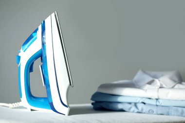 Modern demir ve temiz giysiler