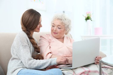 Evde kanepede büyükanne ile güzel kız