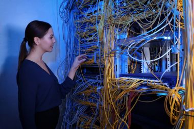 Sunucu odasına çalışan güzel genç mühendis