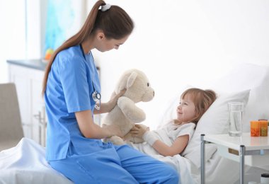 Doktor hastane odasında küçük kız ziyaret