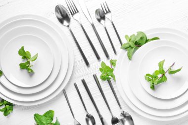 Çatal bıçak takımı ile plakalar ayarla