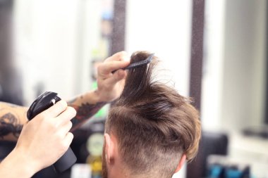 Modern erkek saç modeli yapma berber