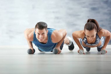 Çift eğitim salonunda