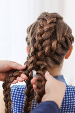 güzel örgü saç modeli olan kadın