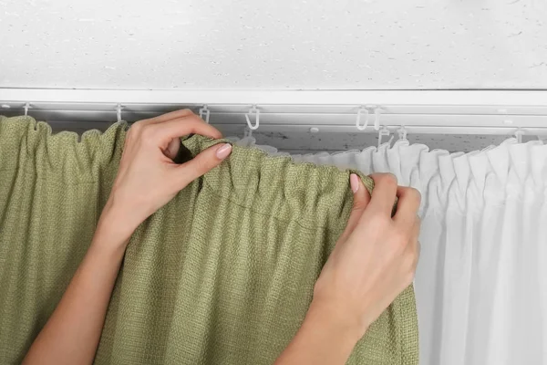Hands installing curtains — Stock Photo, Image