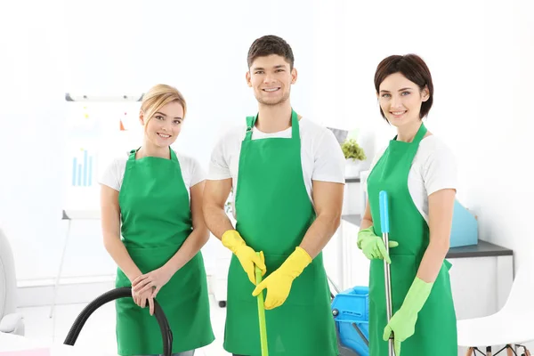 Equipe Serviço Limpeza Escritório Moderno — Fotografia de Stock