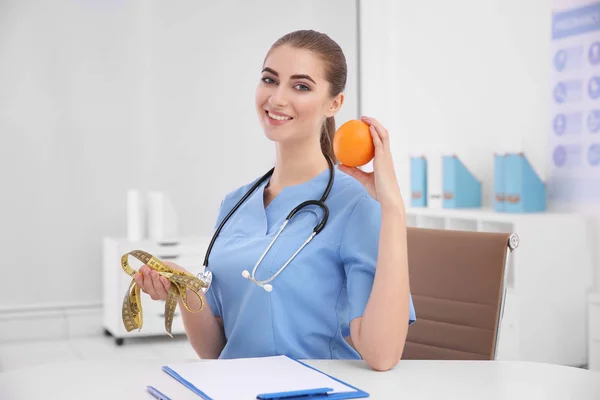 Jeune nutritionniste féminine dans son bureau — Photo