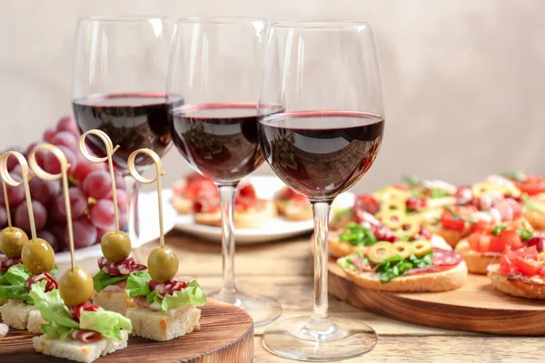 Wine with tasty bruschetta — Stock Photo, Image