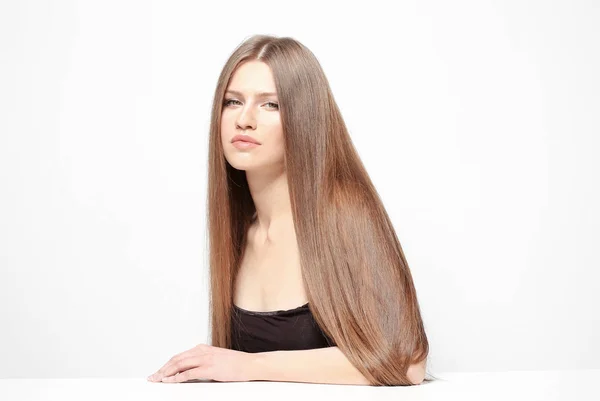 Donna con bei capelli lunghi — Foto Stock
