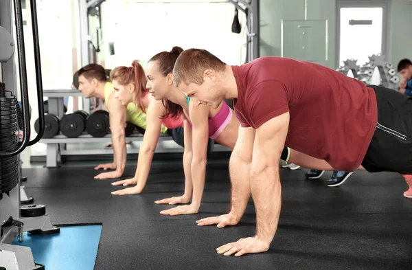 Les Gens Sportifs Faisant Exercice Planche Dans Salle Gym — Photo