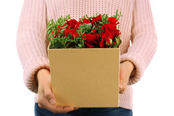 Donna che tiene i fiori nella confezione regalo — Foto Stock