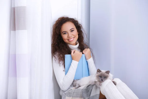 Mooie Jonge Vrouw Met Een Kat Schoot Lezen Boek — Stockfoto