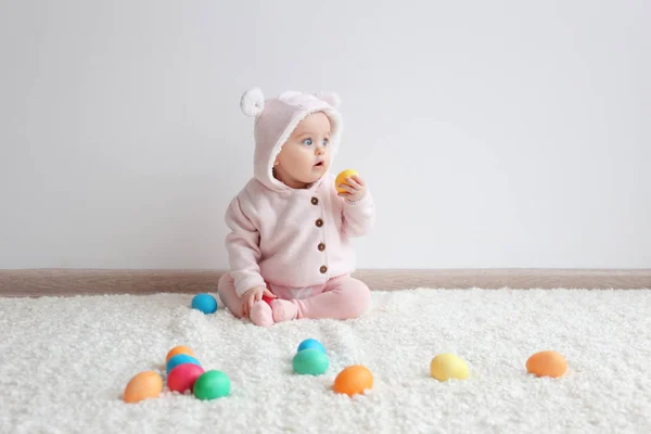 Bebé con coloridos huevos de Pascua — Foto de Stock