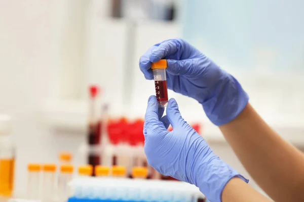 Scientist working with blood samples — Stock Photo, Image