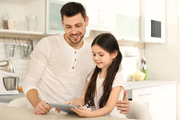 Ayah Muda Dan Putri Lucu Dengan Tablet Meja Dapur — Stok Foto