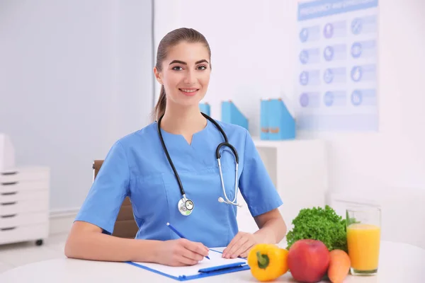 Jeune nutritionniste féminine dans son bureau — Photo