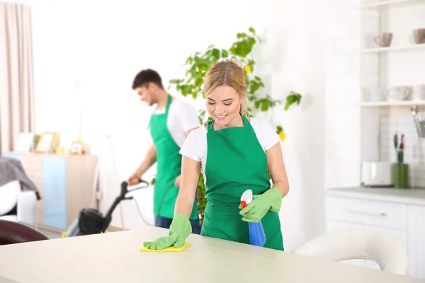 Tim Kebersihan Membersihkan Dapur — Stok Foto