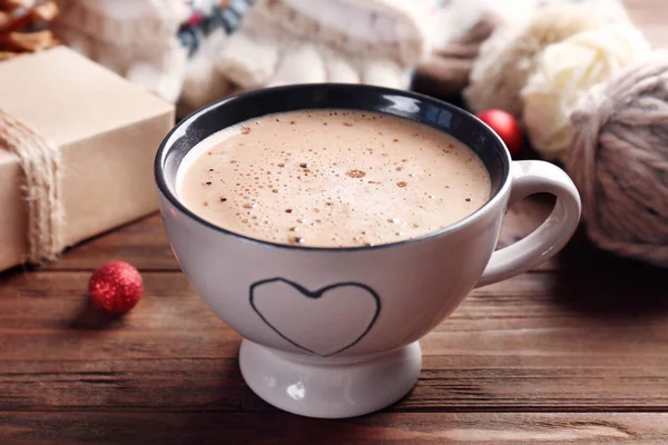 Чашка какао и рождественское украшение — стоковое фото