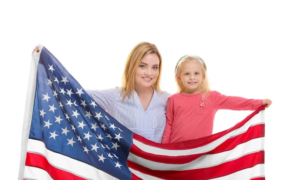 Mère heureuse avec sa fille tenant le drapeau américain sur fond blanc — Photo