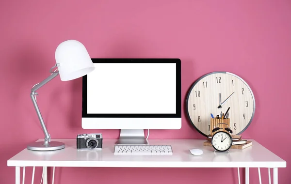 Exibição de computador na mesa branca — Fotografia de Stock