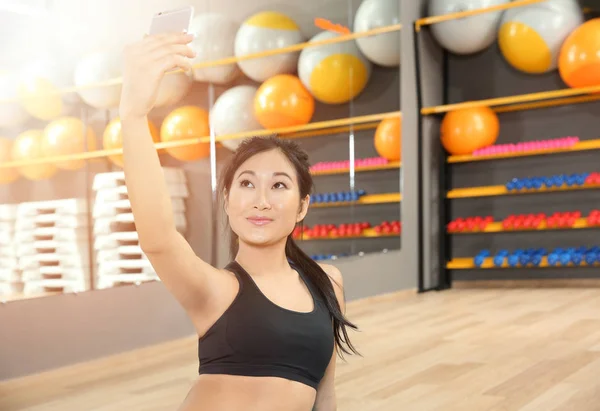 Mujer tomando selfie en el gimnasio —  Fotos de Stock