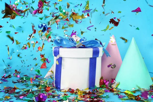 Feest hoeden met kleurrijke confetti — Stockfoto