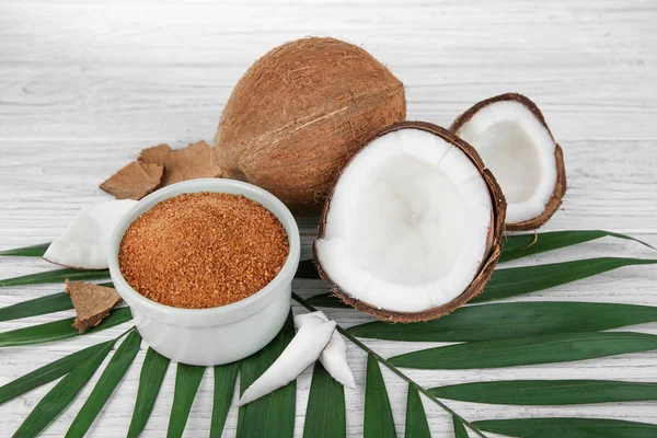 Tigela de açúcar mascavo e coco — Fotografia de Stock