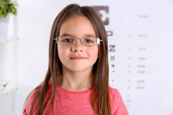 Menina pequena oftalmologista visitante — Fotografia de Stock