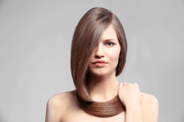 Mulher com cabelo longo bonito — Fotografia de Stock