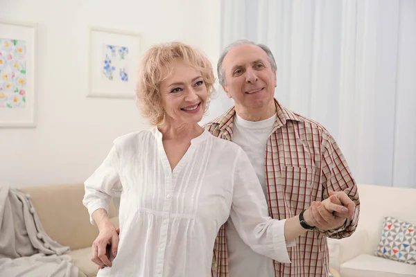 Feliz pareja de ancianos bailando en casa — Foto de Stock