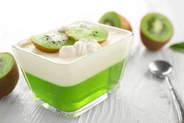 Délicieux dessert gelée au kiwi — Photo