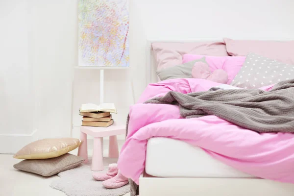 Interior com cama confortável — Fotografia de Stock
