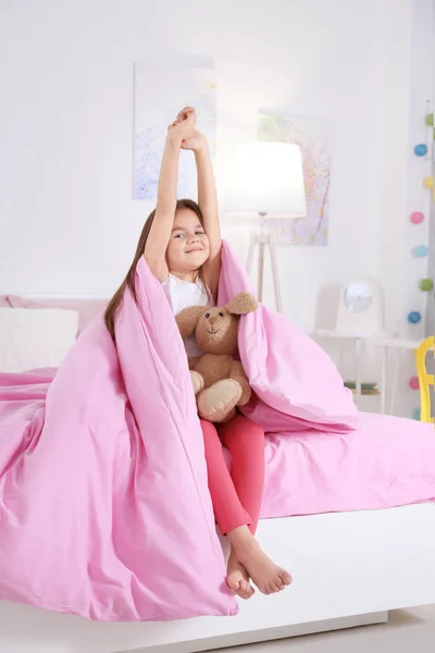 Ξυπνώντας Πρωί Χαριτωμένο Μικρό Κορίτσι — Φωτογραφία Αρχείου