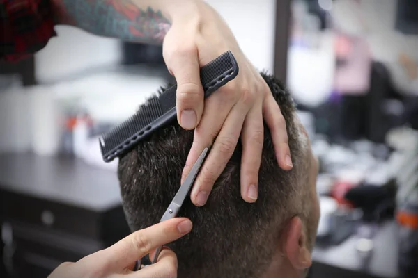 Barber att göra moderna manliga frisyr — Stockfoto