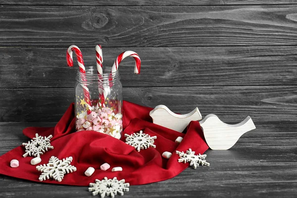 Bastones de caramelo festivos en un vaso — Foto de Stock