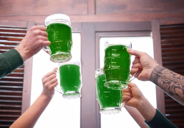 Hände Von Menschen Mit Bier Feiern Den Patronatstag Der Kneipe — Stockfoto