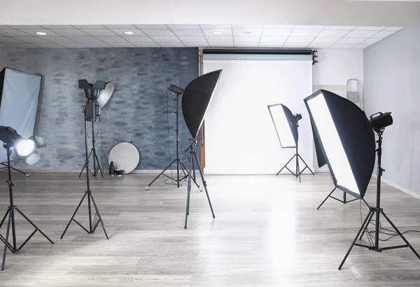 Estudio fotográfico con equipo de iluminación — Foto de Stock