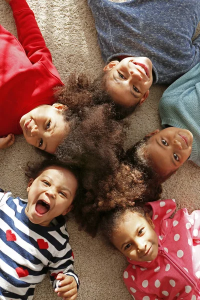 五可爱的非洲女孩躺在地板上 — 图库照片