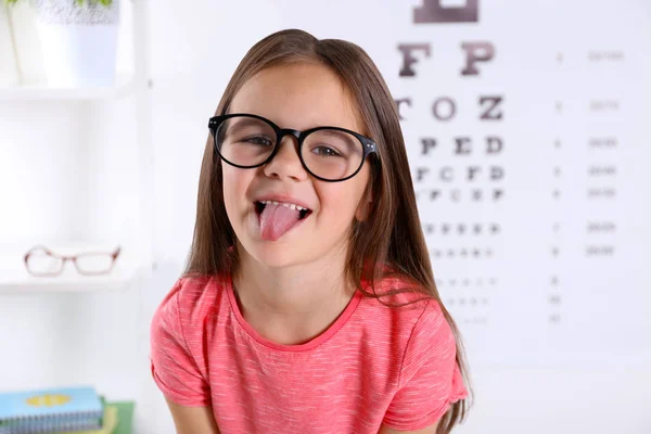 Niña visitando al oftalmólogo —  Fotos de Stock