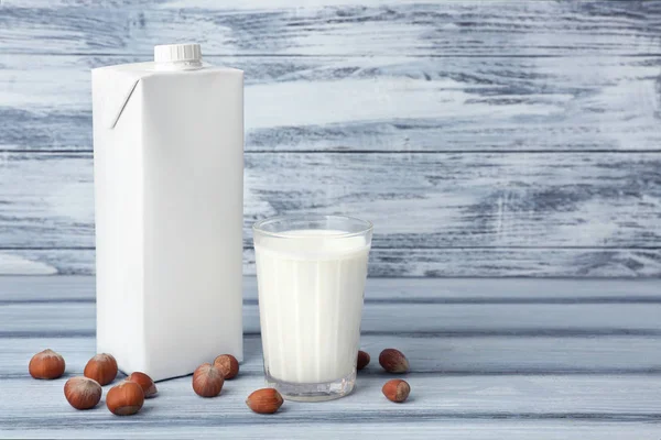 Karton und Glas Milch — Stockfoto