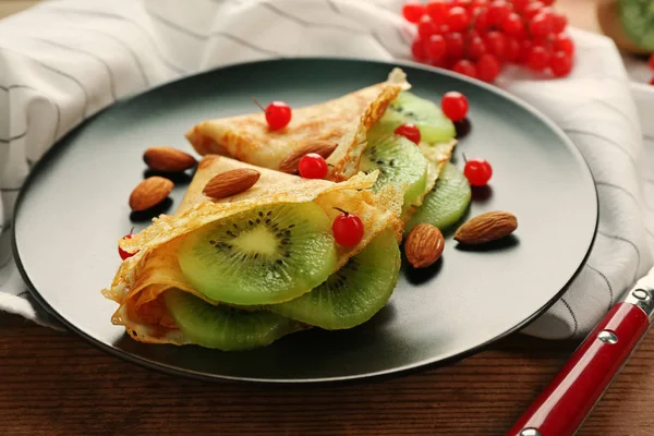 Leckere Pfannkuchen mit Kiwi — Stockfoto